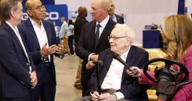 Berkshire Hathaway shares drop 4.9% after poor fourth-quarter results