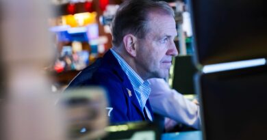 There’s a record disconnect unfolding in the trading pits right now